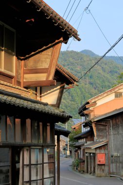 Geleneksel binalarla eski Japon kasabasının manzaralı görüntüleri.