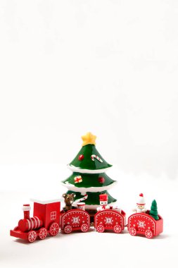 Noel ağacı ve oyuncak treniyle Noel kompozisyonu