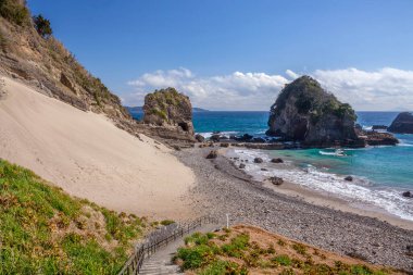 Güneşli bir günde güzel sahil manzarası