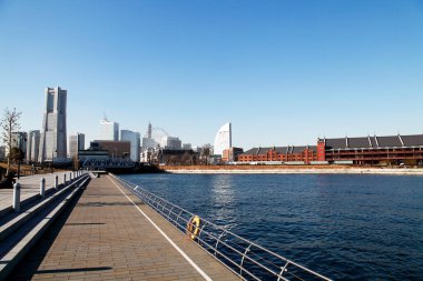 Yokohama şehrinde Minato Mirai kentsel konsept arka planda 