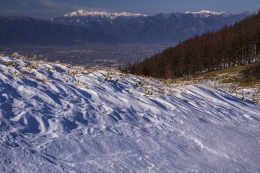 Dağların karla kaplı tepeleri
