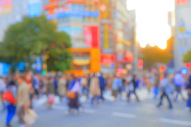 Tokyo, Japonya caddelerinde yürüyen soyut bulanık insanlar.