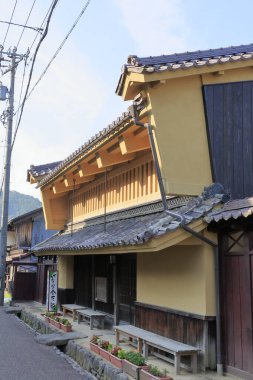 Geleneksel binalarla eski Japon kasabasının manzaralı görüntüleri.