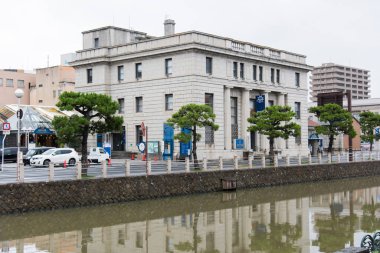 Nehir, Tokyo şehri, Japonya boyunca yer alan şehir binalarının görüntüsü 