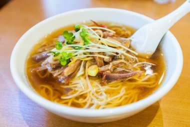 Sebzeli erişte çorbası, domuz eti ve Asya yemeği.  