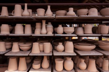 Pazar raflarında satılık kil kaplar