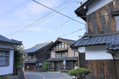 Japonya 'nın Fukui ilinin Minami-Echizen kasabasında tarihi bir postane olan Imajo-juku' nun sokak manzarası. 