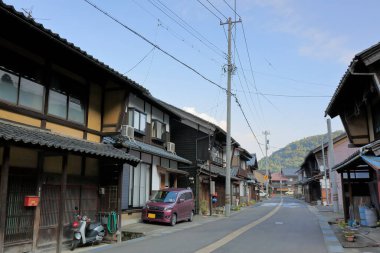 Geleneksel binalarla eski Japon kasabasının manzaralı görüntüleri.