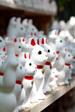 Beyaz kedi heykelcikleri sergilendi