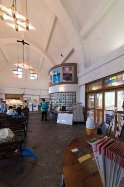 Bir kilisenin içinde, ayrıntılı görünüm