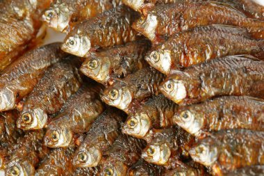 Masada bir tabak kurutulmuş balık.