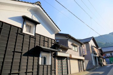 Geleneksel binalarla eski Japon kasabasının manzaralı görüntüleri.