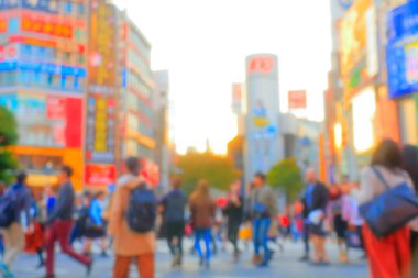 Tokyo, Japonya caddelerinde yürüyen soyut bulanık insanlar.