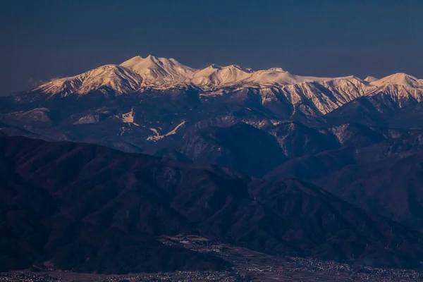 Dağların Karla Kaplı Tepeleri — Stok fotoğraf