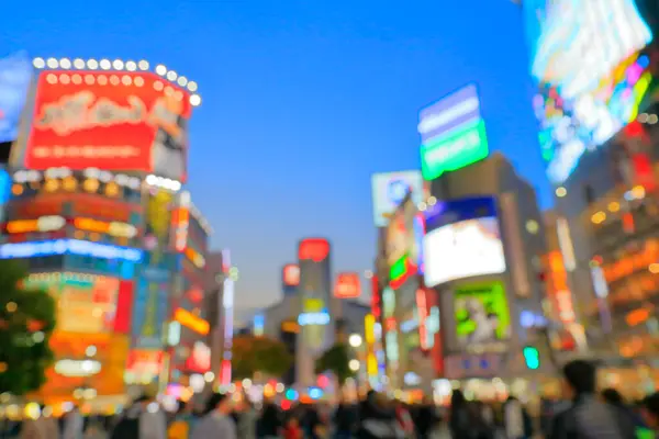 Tokyo, Japonya caddelerinde yürüyen soyut bulanık insanlar.