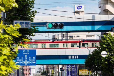 Japon şehrindeki tren manzarası.