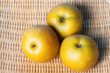 Olgun sarı elmalar arka planda, kapat