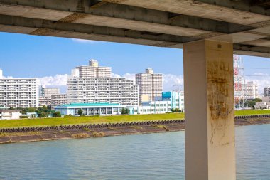 Şehir yüksekliğindeki gökdelenler nehir boyunca uzanır, Tokyo, Japonya