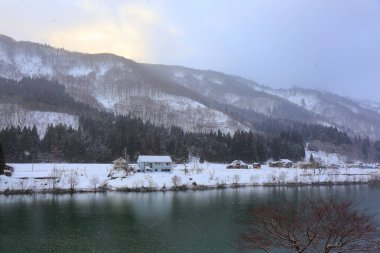 Kış göl Dağları 