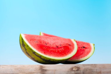 Mavi arka planda taze olgun karpuzun yakın görüntüsü