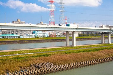 Japonya 'da köprüsü ve Tokyo şehri olan otoyol.