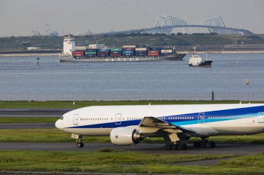 Yolcu uçağı havaalanına iniyor. 