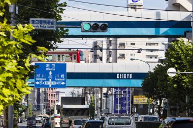 Japon şehrindeki tren manzarası.