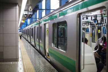 Tren istasyonda dinleniyor.