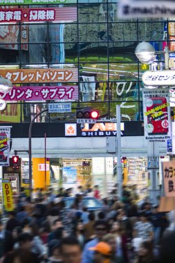 Japonya 'da şehir caddesinde insanların ve ticari afişlerin görüntüsü bulanıklaştı 