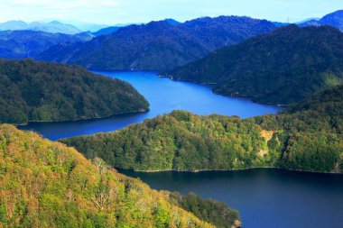 Dağlarda göl doğanın arka planında