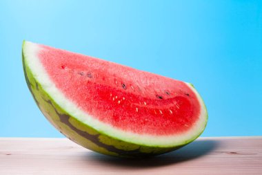 Mavi arka planda taze olgun karpuzun yakın görüntüsü