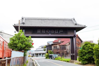 Garajdaki eski paslı araba..