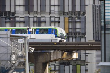 Tren Japonya 'da modern demiryolu ile hareket ediyor. 