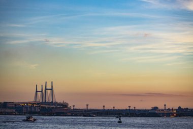 Okyanustaki sanayi manzarası ve güneş batarken köprü manzarası 
