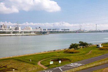 Tokyo, Japonya 'daki Arakawa Nehri' ni kapsayan Kiyosuna Ohashi Köprüsü