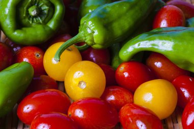 Masada renkli domatesler ve yeşil biberler