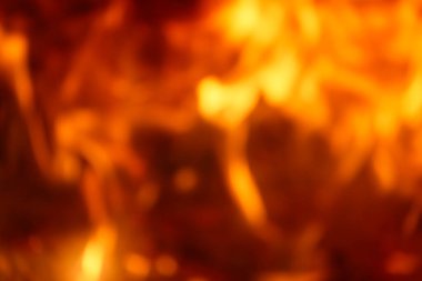 Şöminede yanan ateş, yakın çekim. Arkaplan