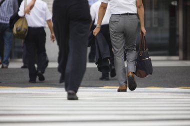 Sokakta yürüyen insanlar, şehir konsepti 