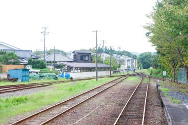 Japon şehrinde yaz günü demiryolu manzarası