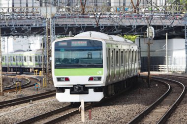 Tren Japonya 'da modern demiryolu ile hareket ediyor. 