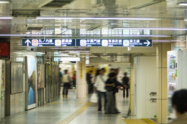 Tokyo tren istasyonundaki insanların görüntüsü bulanık