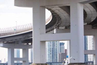 Tokyo şehir binaları ve caddelerinin gündüz görüntüsü