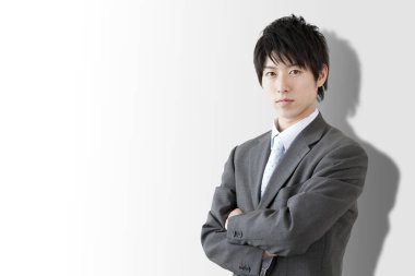 Kendine güvenen bir Asyalı yöneticinin görsel temsili.