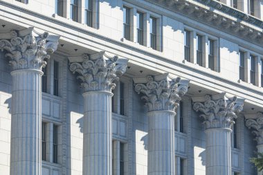 Taş sütunları olan güzel bir bina cephesi 