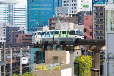 Tren Japonya 'da modern demiryolu ile hareket ediyor. 