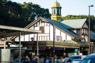 Tokyo, Japonya 'daki Harajuku tren istasyonunun eski binasında yürüyen insanların görüntüsü bulanıklaştı
