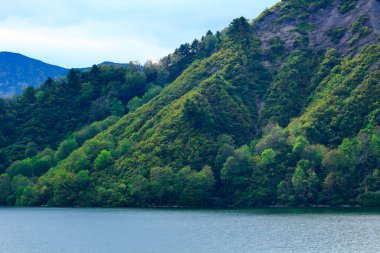 Dağlarda göl doğanın arka planında
