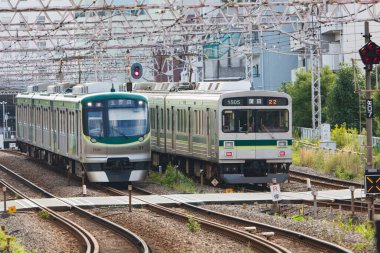 Tren Japonya 'da modern demiryolu ile hareket ediyor. 