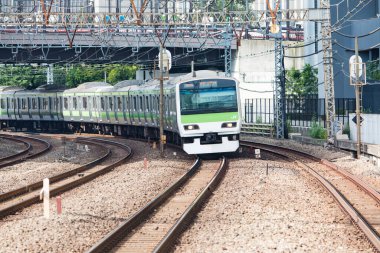 Tren Japonya 'da modern demiryolu ile hareket ediyor. 