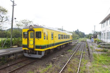 Japon şehrindeki tren ve tren istasyonu.